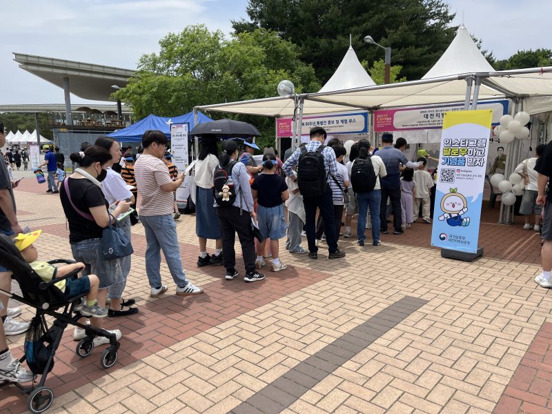 천안 독립기념관에서 열린 바카라사이트 굿모닝 체험부스에 모여든 시민들(대전보훈청 제공) /바카라사이트 굿모닝1