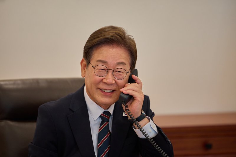 이재명 대통령이 9일 서울 용산구 대통령실 청사 집무실에서 이시바 시게루 일본 총리와 전화 통화를 하고 있다. (대통령실 제공. 재판매 및 DB 금지) 2025.6.9/뉴스1 ⓒ News1 허경 기자