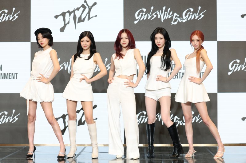 그룹 있지의 예지(왼쪽부터)와 리아, 류진, 채령, 유나가 9일 서울 송파구 잠실로 소피텔 앰배서더 서울 호텔에서 열린 새 미니 앨범 'Girls Will Be Girls' 발매 기념 기자간담회에 참석해 포즈를 취하고 있다. 2025.6.9/뉴스1 ⓒ News1 권현진 기자