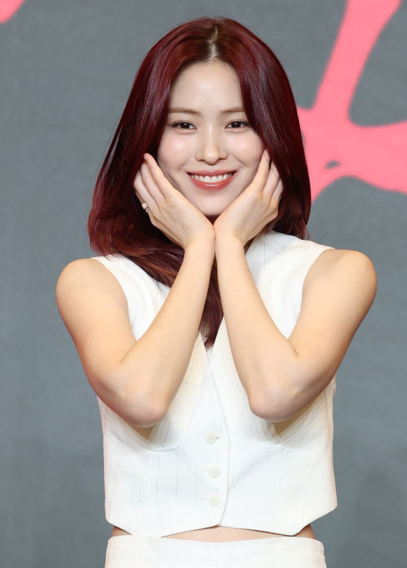 그룹 있지의 류진이 9일 서울 송파구 잠실로 소피텔 앰배서더 서울 호텔에서 열린 새 미니 앨범 'Girls Will Be Girls' 발매 기념 기자간담회에 참석해 포즈를 취하고 있다. 2025.6.9/뉴스1 ⓒ News1 권현진 기자
