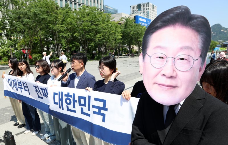 5일 오전 서울 광화문광장에서 환경운동연합 활동가들이 세계환경의 날을 맞아 바카라사이트 뱃무브위기 및 생태위기 해결을 위한 새 정부의 환경정책 이행 촉구 기자회견을 하고 있다. 2025.6.5/뉴스1 ⓒ News1 김명섭 기자