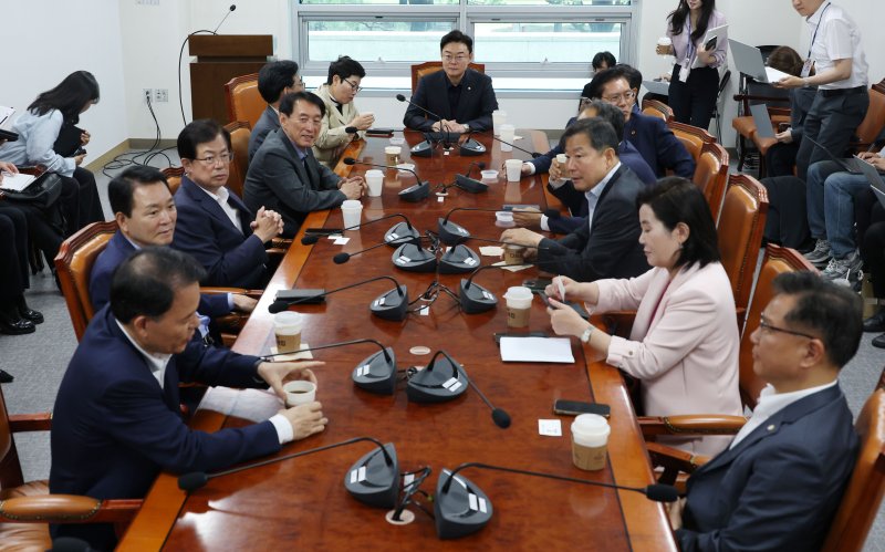 국민의힘 3선 의원들이 9일 오전 서울 여의도 국회 의원회관에서 대선 패배 이후 당의 수습과 개혁안 등에 대한 논의를 위한 회동을 하고 있다. 이날 회동에는 김성원, 김희정, 이철규, 임이자, 성일종, 송석준, 정점식, 이만희, 김석기, 추경호, 윤한홍, 이양수 의원이 참석했다. 2025.6.9/뉴스1 ⓒ News1 이광호 기자