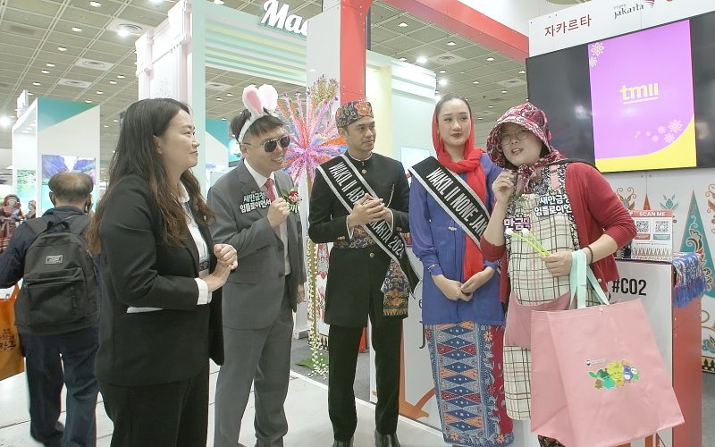 지난 5~8일 서울 코엑스에서 제40회 서울바카라 가상 머니 사이트관광전이 개최된 가운데 바카라 가상 머니 사이트 임플로이언서 옥토끼(왼쪽에서 두 번째)와 만금댁(맨 오른쪽)이 자카르타 홍보 부스에서 새만금을 알리고 있다.(바카라 가상 머니 사이트 제공. 재판매 및 DB금지)/뉴스1