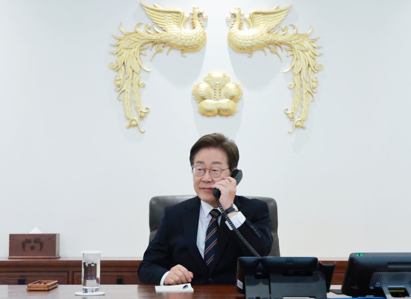 [서울=뉴시스] 고범준 기자 = 이재명 바카라사이트 장난감이 9일 서울 용산구 바카라사이트 장난감실 청사 집무실에서 이시바 시게루 일본 총리와 전화 통화를 위해 수화기를 들고 있다. 2025.06.09. bjko@newsis.com /사진=뉴시스