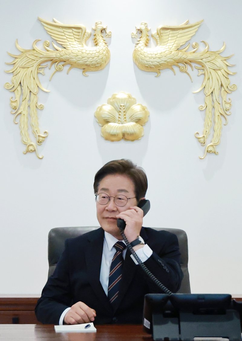 [서울=뉴시스] 고범준 기자 = 이재명 바카라사이트 홈런이 9일 서울 용산구 바카라사이트 홈런실 청사 집무실에서 이시바 시게루 일본 총리와 전화 통화를 위해 수화기를 들고 있다. 2025.06.09. bjko@newsis.com