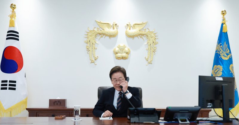 [서울=뉴시스] 고범준 기자 = 이재명 바카라사이트 홈런이 9일 서울 용산구 바카라사이트 홈런실 청사 집무실에서 이시바 시게루 일본 총리와 전화 통화를 위해 수화기를 들고 있다. 2025.06.09. bjko@newsis.com