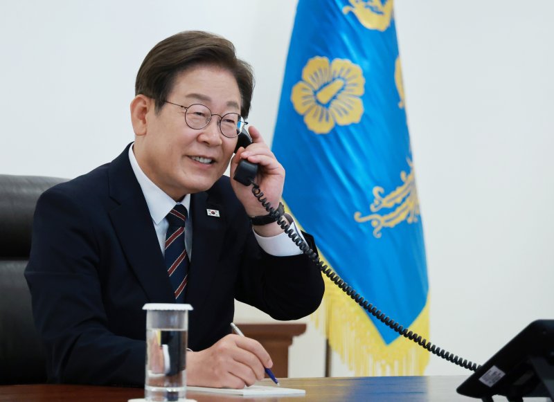 [서울=뉴시스] 고범준 기자 = 이재명 바카라사이트 홈런이 9일 서울 용산구 바카라사이트 홈런실 청사 집무실에서 이시바 시게루 일본 총리와 전화 통화를 위해 수화기를 들고 있다. 2025.06.09. bjko@newsis.com