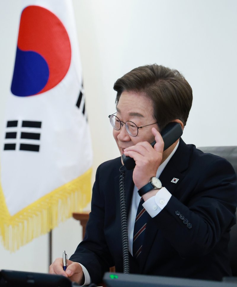 [서울=뉴시스] 고범준 기자 = 이재명 바카라사이트 홈런이 9일 서울 용산구 바카라사이트 홈런실 청사 집무실에서 이시바 시게루 일본 총리와 전화 통화를 위해 수화기를 들고 있다. 2025.06.09. bjko@newsis.com