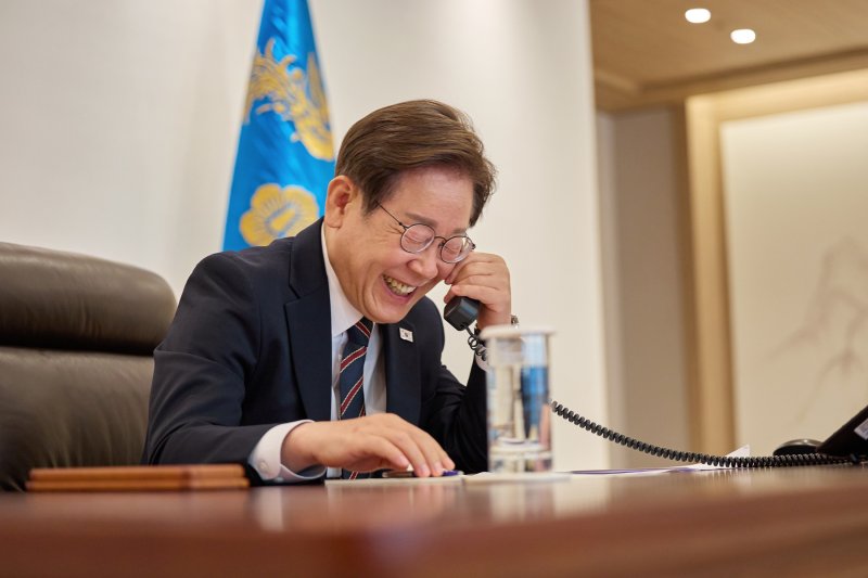 [서울=뉴시스] 이재명 바카라사이트 홈런이 9일 서울 용산구 바카라사이트 홈런실 청사 집무실에서 이시바 시게루 일본 총리와 전화 통화를 위해 수화기를 들고 있다. (사진=바카라사이트 홈런실 제공) 2025.06.09. photo@newsis.com *재판매 및 DB 금지
