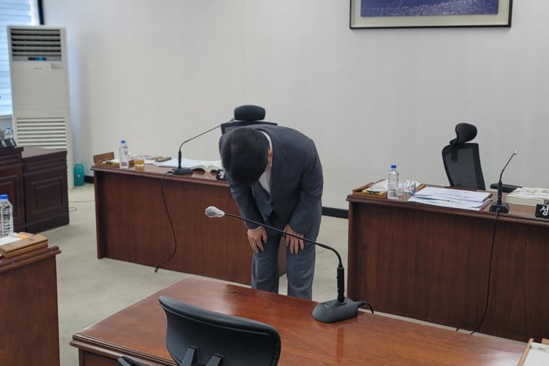 [대구=뉴시스] 이상제 기자 = 음주운전 방조 혐의를 받는 대구 남구의회 정재목(국민의힘) 구의이 공개 사과하고 있다. 2025.06.09. king@newsis.com *재판매 및 DB 금지