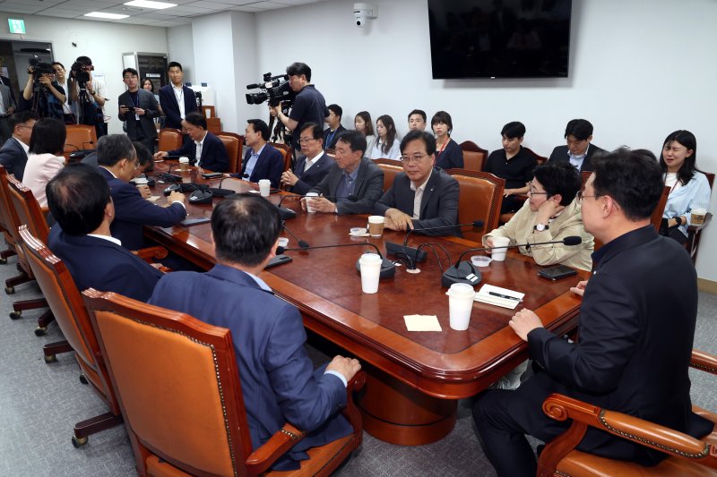 [서울=뉴시스] 조성봉 기자 = 송언석(오른쪽 세번째) 국민의힘 의원을 비롯한 의원들이 9일 오전 서울 여의도 국회 의원회관 간담회의실에서 열린 당내 현안 관련 3선 의원 모임에 참석해 있다. 2025.06.09. suncho21@newsis.com