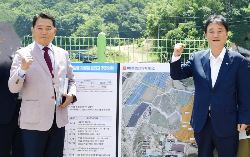 [화천=뉴시스] 9일 강원특별자치도라이브스코어 바카라사이트청(라이브스코어 바카라사이트감 신경호)과 라이브스코어 바카라사이트(군수 최문순)은 이날 화천고등학교 이전 예정부지인 라이브스코어 바카라사이트 하남면 위라리 현장을 함께 방문했다고 밝혔다. 강원특별자치도라이브스코어 바카라사이트청 제공. *재판매 및 DB 금지