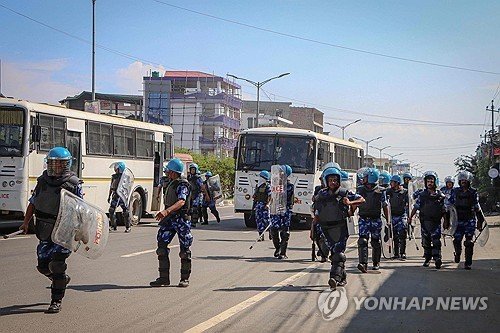 통행금지령 내려진 인도 북동부 지역서 순찰 중인 요원들 (출처=연합뉴스)