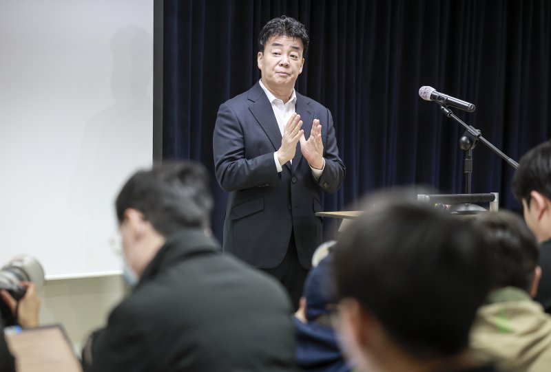 [서울=뉴시스] 정병혁 기자 = 백종원 더본코리아 대표가 지난 3월 서울 서초구의 한 회의공간에서 열린 더본코리아 주주총회에서 취재진의 질문에 답하고 있다. 2025.03.28. jhope@newsis.com