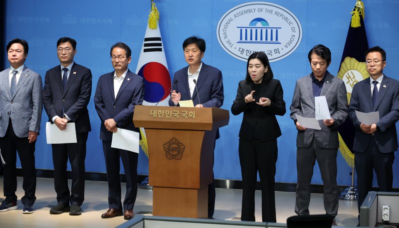 상법 개정 예고에 '유통가 지주사' 긴장…"주가 상승 딜레마"