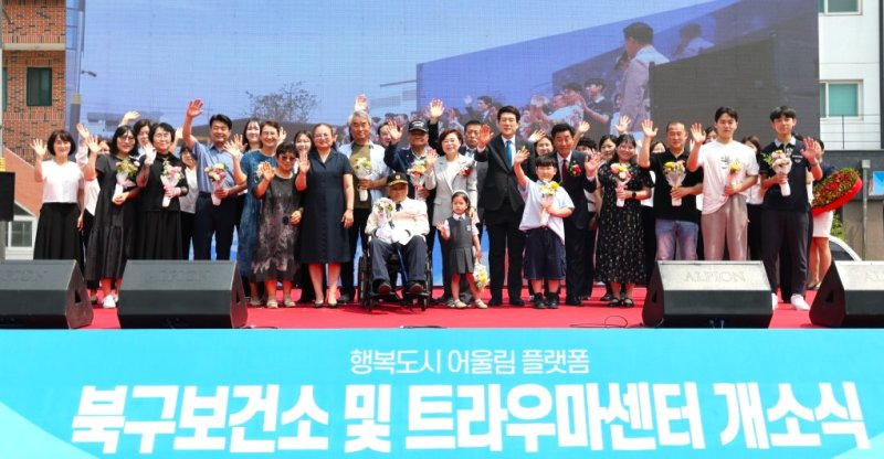 [포항=뉴시스] 송종욱 기자 = 경북 포항시는 9일 지진으로 큰 피해를 본 북구 흥해읍 대성아파트 터에 '북구보건소 및 트라우마센터' 개소식을 개최했다. 사진은 개소식을 기념해 이강덕 시장과 김일만 시의회 의장, 김정재 국회의원, 강창호 흥해읍개발자문위원장, 시도의원, 기관 단체장, 주민 등이 개소를 축하하며 기념 촬영하는 모습. (사진=포항시 제공) 2025.06.09. photo@newsis.com