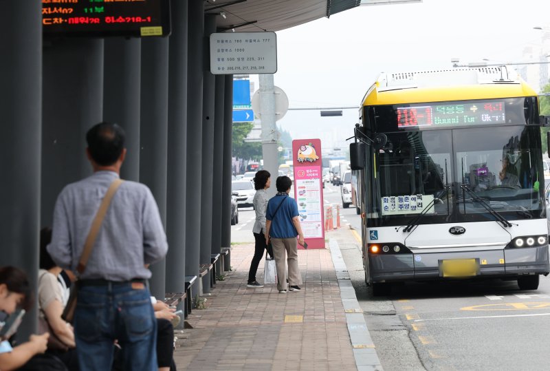 한국노총 바카라 토토 사이트버스노조가 무기한 전면 파업에 돌입한 9일 바카라 토토 사이트 서구 광천종합버스터미널에서 시민들이 버스를 기다리고 있다. 2025.6.9/바카라 토토 사이트1 ⓒ News1 박지현 기자
