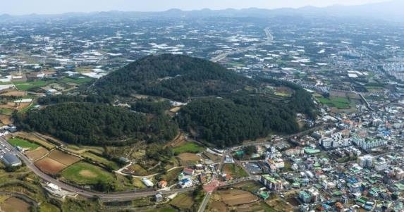 [제주=뉴시스] 제주시 조천읍 신촌리에 위치한 오름인 원당봉 전경. (사진=제주자연문화유산연구회 제공)