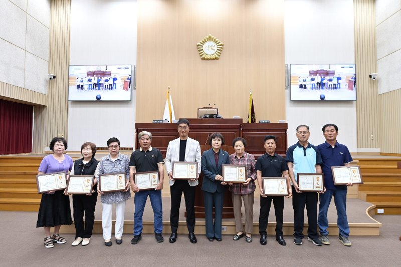 [연천=뉴시스] 경기 카지노 바카라가 연천군의 발전에 기여한 모범 군민 9명에게 의장 표창장을 수여했다. (사진=카지노 바카라 제공) 2025.06.09 photo@newsis.com