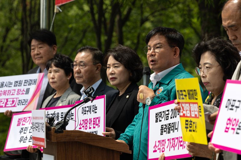 박강수 마포구청장이 9일 서울 마포구 마포자원회수시설 앞에서 마포자원회수시설 공동이용협약 개정 철회 및 소각장 추가설치 반대 기자회견을 하고 있다. 2025.6.9/뉴스1 ⓒ News1 이승배 기자
