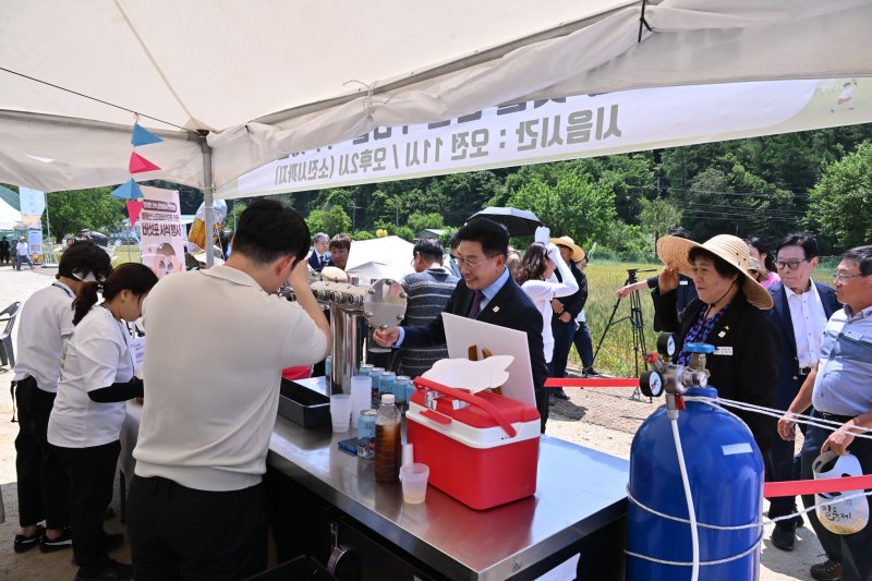 밀맥주 시음우리카지노 바카라사이트을 찾은 전진선 우리카지노 바카라사이트수. (사진=우리카지노 바카라사이트 제공) photo@newsis.com *재판매 및 DB 금지