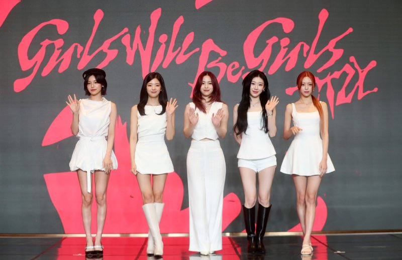 [서울=뉴시스] 김혜진 기자 = 그룹 바카라 에볼루션(왼쪽부터 예지, 리아, 류진, 채령, 유나)가 9일 오후 서울 송파구 소피텔 앰배서더 서울 호텔에서 열린 열 번째 미니앨범 '걸스 윌 비 걸스(Girls Will Be Girls)' 발매 기념 기자간담회에서 포즈를 취하고 있다. 2025.06.09. jini@newsis.com