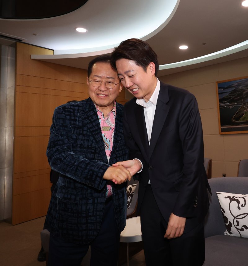 [인천공항=뉴시스] 이영환 기자 = 홍준표 전 대구시장이 10일 오후 인천국제공항 제1여객터미널에서 미국 출국을 앞두고 배웅온 이준석 바카라 토토 대선후보와 악수를 나누고 있다. 사진은 본 기사와 관계 없음. 2025.05.10. 20hwan@newsis.com