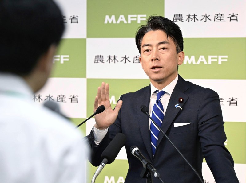 [도쿄=AP·교도/뉴시스]고이즈미 신지로(小泉進次郎) 일본 농림수산상은 9일 쌀값과 관련 "바카라사이트 카지노버프 폭등을 억제하기 위해 필요한 것은 무엇이든 하겠다"고 강조했다. 사진은 고이즈미신지로 농림수산상이 지난달 30일 도쿄 농림수산서에서 기자회견을 가지고 발언하고 있는 모습. 2025.06.09.
