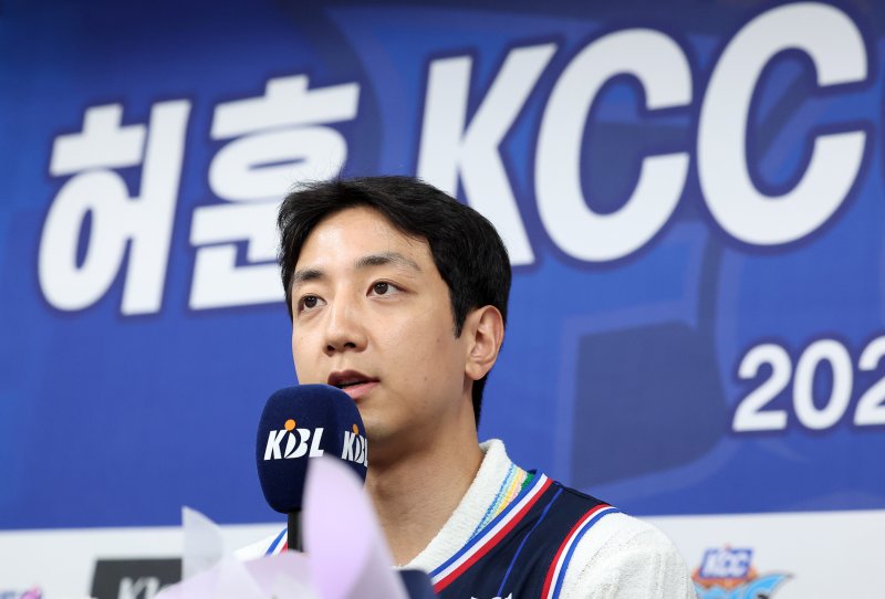 부산 KCC 이지스로 이적한 허훈이 29일 서울 강남구 KBL센터에서 열린 입단식에서 입단 소감을 전하고 있다. 2025.5.29/바카라사이트 아벤카지노1 ⓒ News1 김성진 기자