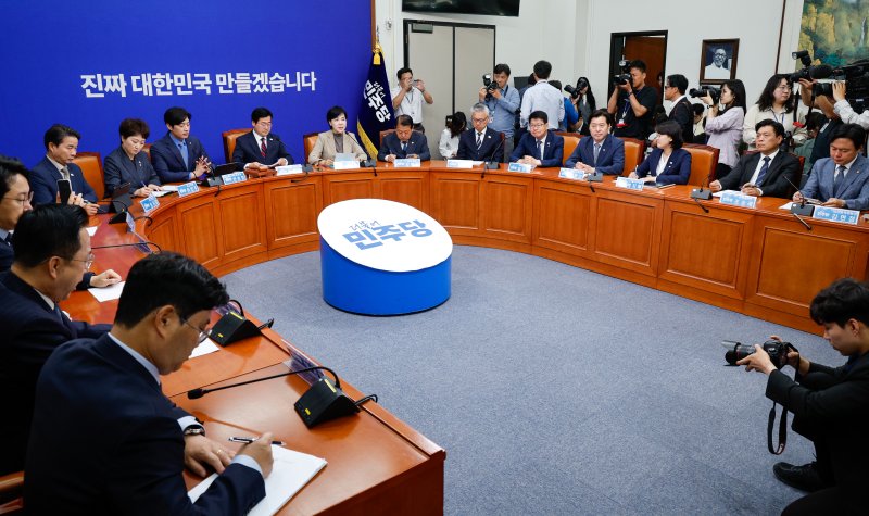 박찬대 더불어민주당 대표 직무대행 겸 원내대표를 비롯한 최고위원들이 지난 5일 오전 서울 여의도 국회에서 열린 최고위원회의에 참석하고 있다. 2025.6.5/뉴스1 ⓒ News1 안은나 기자