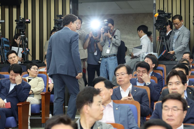 [서울=뉴시스] 권창회 기자 = 권성동 국민의힘 원내대표가 9일 서울 여의도 국회에서 열린 바카라사이트 총판 승리바카라총회에서 발언을 마친 뒤 의총장을 나서고 있다. 2025.06.09. kch0523@newsis.com