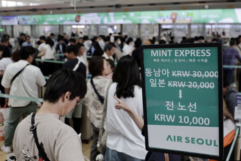 [인천공항=뉴시스] 최동준 기자 = 9일 인천국제공항 제1여객터미널에서 일본행 이용객이 탑승 수속을 기다리고 있다.국토교통부에 따르면 올해 들어 5개월간 한국과 일본을 오간 항공 이용객이 1100만 명을 넘어서며 역대 최고를 기록했다. 2025.06.09. photocdj@newsis.com