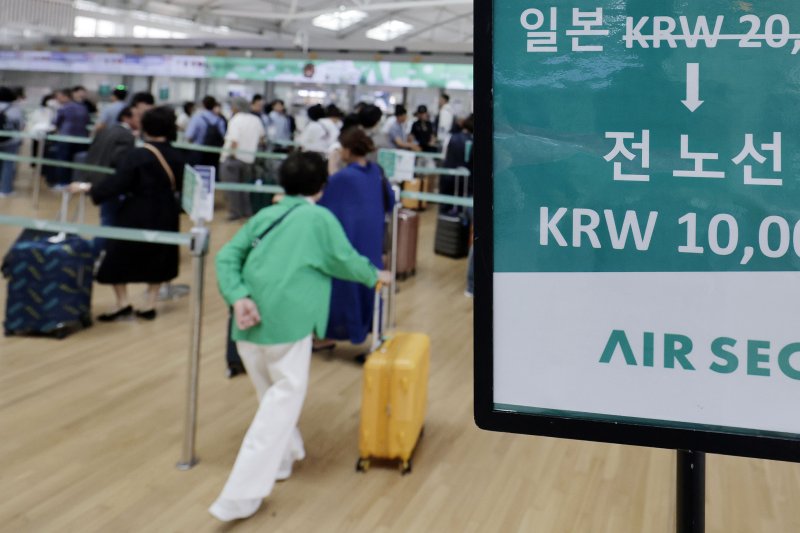 [인천공항=뉴시스] 최동준 기자 = 9일 인천국제공항 제1여객터미널에서 일본행 이용객이 탑승 수속을 하고 있다.국토교통부에 따르면 올해 들어 5개월간 한국과 일본을 오간 항공 이용객이 1100만 명을 넘어서며 역대 최고를 기록했다. 2025.06.09. photocdj@newsis.com
