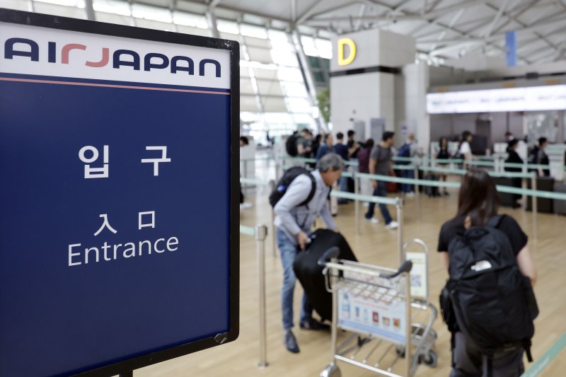 [인천공항=뉴시스] 최동준 기자 = 9일 인천국제공항 제1여객터미널에서 일본행 이용객이 탑승 수속을 하고 있다. 국토교통부에 따르면 올해 들어 5개월간 한국과 일본을 오간 항공 이용객이 1100만 명을 넘어서며 역대 최고를 기록했다. 2025.06.09. photocdj@newsis.com