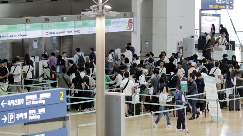 [인천공항=뉴시스] 최동준 기자 = 9일 인천국제공항 제1여객터미널에서 일본행 이용객이 탑승 수속을 하고 있다.국토교통부에 따르면 올해 들어 5개월간 한국과 일본을 오간 항공 이용객이 1100만 명을 넘어서며 역대 최고를 기록했다. 2025.06.09. photocdj@newsis.com