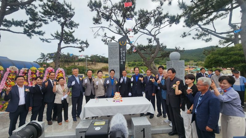 '백년의 영광, 천년의 꿈을 향해' 기념탑 제막식( '조도초 100주년 기념사업 추진위원회'제공, 재판매 및 DB금지)