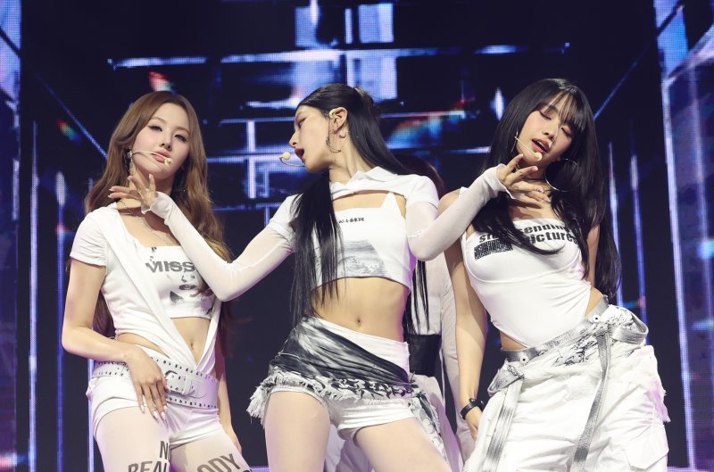 걸그룹 키스오브라이프(KISS OF LIFE) 벨(왼쪽부터)과 하늘, 나띠가 9일 서울 광진구 예스24라이브홀에서 가진 미니 4집 앨범 ‘224’(투투포) 쇼케이스에서 ‘Lips Hips Kiss’를 열창하고 있다. 2025.6.9/뉴스1 ⓒ News1 권현진 기자