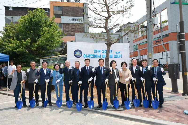전북 메이저 바카라사이트 유니88벳이 9일 이서면 행정복지센터에서 '인구 10만 돌파' 기념 행사를 열었다.(완주군 제공. 재판매 및 DB금지)2025.6.9/뉴스1