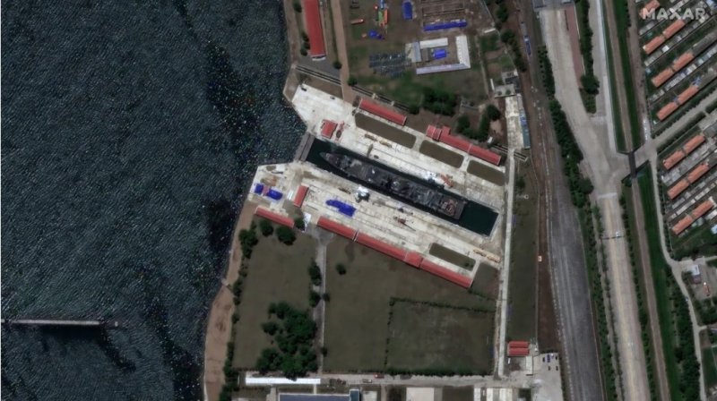 [서울=뉴시스]북한이 진수 실패로 손상됐던 신형 구축함을 러시아 국경 근처 항구로 옮겼으며, 이는 러시아가 이 구축함 수리에 관여하고 있음을 시사하는 것이라는 분석이 나오고 있다고 CNN이 9일 보도했다. <사진 출처 : CNN> 2025.06.09.