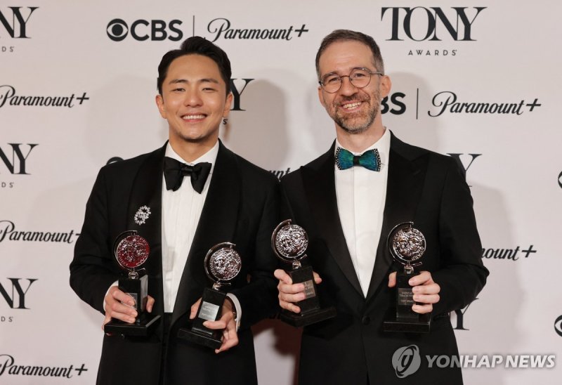 토니상 거머쥔 박천휴 작가(왼쪽)와 윌 애런슨 작곡가 (출처=연합뉴스)