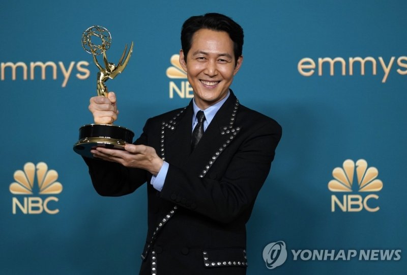 트로피 들고 활짝 웃는 '에미상 남우주연상' 이정재 (출처=연합뉴스)