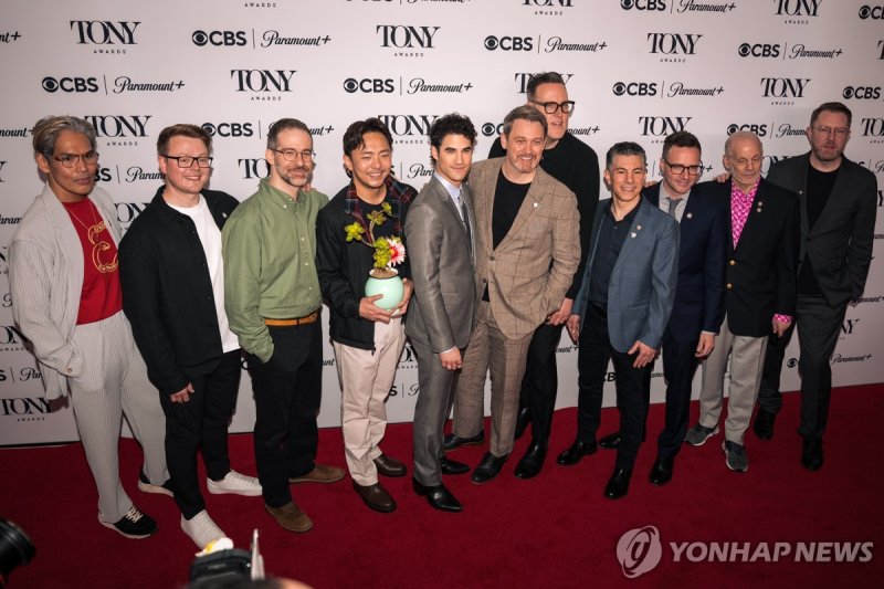 지난달 8일(현지시간) 토니상 노미네이트 레드카펫에서 포즈 취한 '어쩌면 해피엔딩' 출연진과 제작진 (출처=연합뉴스)