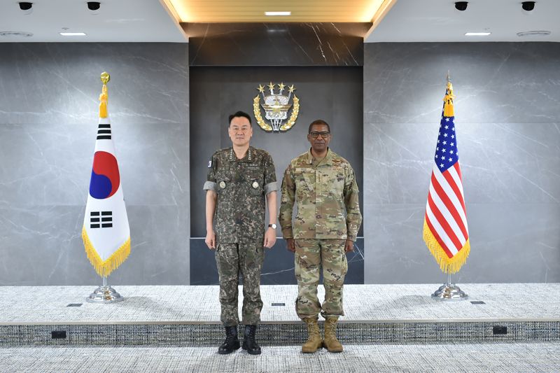 김명수 합참의장과 랜달 리드 미수송사령관이 9일 오후 합참 방문 기념촬영을 하고 있다. 합참 제공