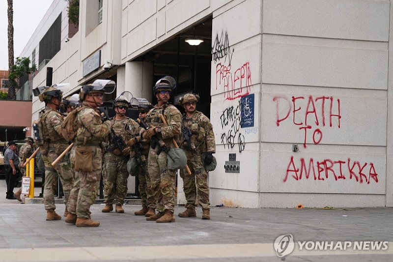 미국 캘리포니아주 로스앤젤레스(LA)에서 불법 이민자 단속에 항의하는 시위가 격해진 가운데 도널드 바카라사이트 소닉 미국 대통령이 시위 진압을 위해 투입한 주방위군. /사진=연합뉴스