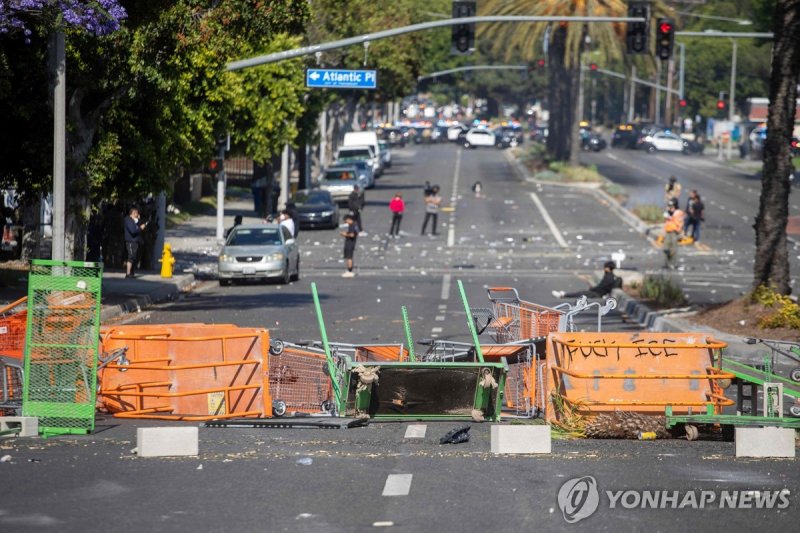 8일 LA 남쪽 지역의 한 거리에 시위 물품이 널브러져 있다 (출처=연합뉴스)