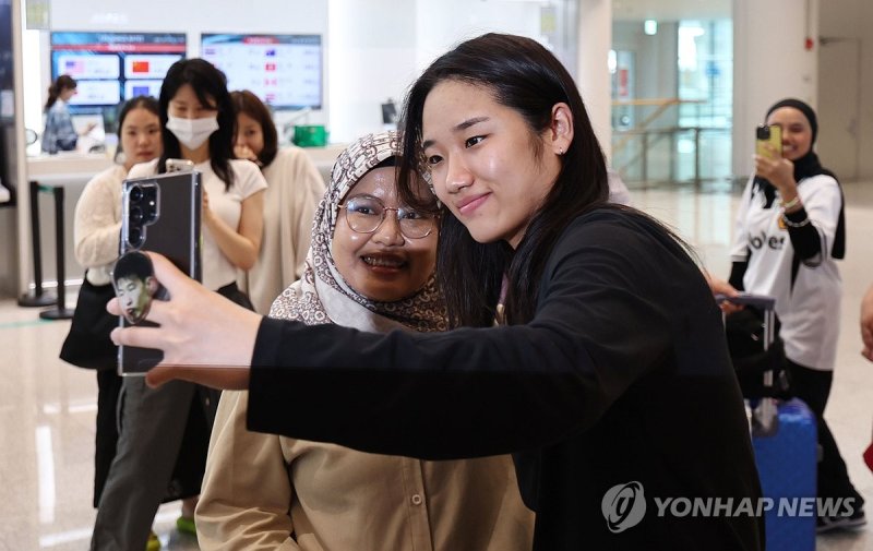 팬서비스 잊지 않는 안세영 (출처=연합뉴스)