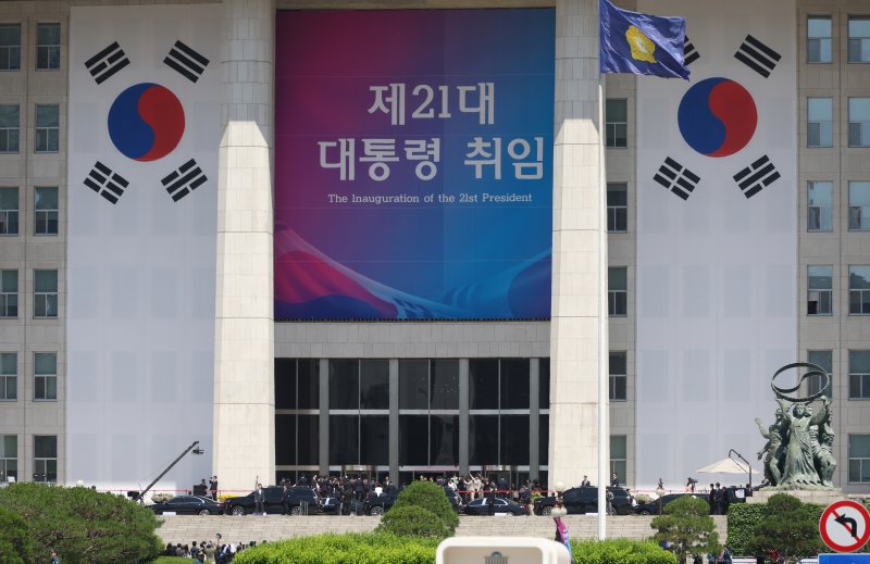[서울=뉴시스] 고승민 기자 = 이재명 대통령이 4일 취임식을 위해 서울 여의도 국회로 들어서고 있다. 2025.06.04. kkssmm99@newsis.com