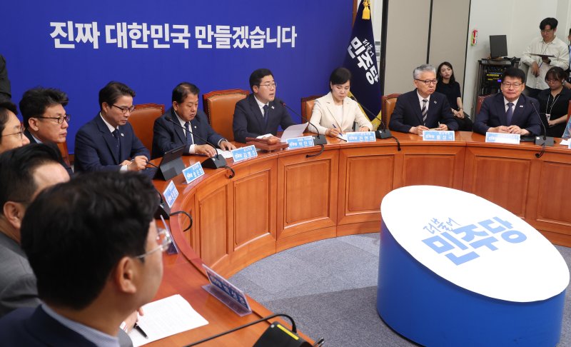 [서울=뉴시스] 조성봉 기자= 박찬대 더불어민주당 당대표 직무대행 겸 원내대표가 9일 오전 서울 여의도 국회에서 열린 최고위원회의에서 발언을 하고 있다. 2025.06.09. suncho21@newsis.com