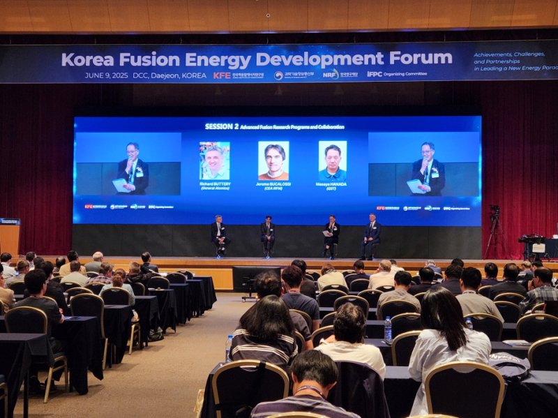 [포항=뉴시스] 송종욱 기자 = '2025년 국제핵융합 및 플라즈마 학술대회(IFPC 2025)'가 9~13일 닷새간 대전컨벤션센터에서 열린 가운데 경북 포항시가 핵융합 관련 연구 인프라와 산학연 협력 체계, 미래 청정에너지 산업 유치의 타당성과 경쟁력을 적극적으로 알렸다. 사진은 학술대회에서 한국 핵융합 발전 포럼 모습. (사진=포항시 제공) 2025.06.09. photo@newsis.com
