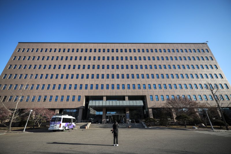 [서울=뉴시스] 정병혁 기자 =채상병 사망 외압 의혹을 수사하는 고위공직자범죄수사처(공수처)가 대통령경호처를 찾아 대통령실 내선 기록 추가 확보에 나섰다. 사진은 경기 과천시 고위공직자범죄수사처의 모습. 2024.12.29. jhope@newsis.com